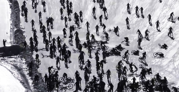 Absurdalny karambol na zimowych zawodach downhillowych