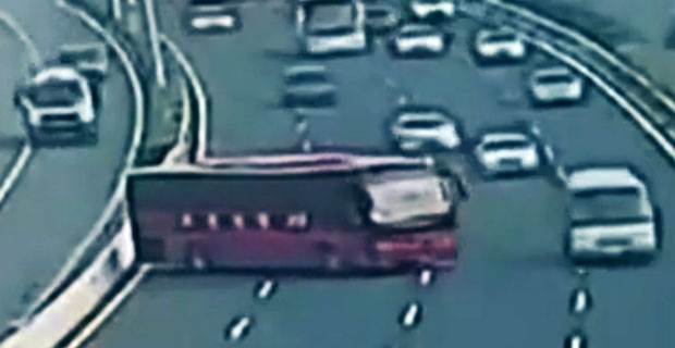 Autobus zawraca na autostradzie - nieprawdopodobne!