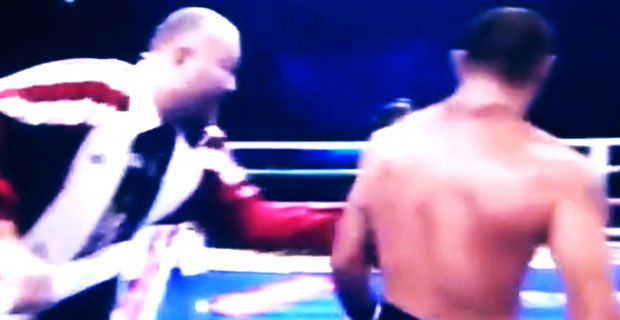 Bokser atakuje swojego trenera