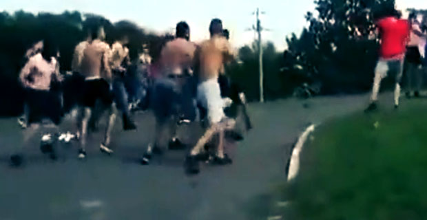 Szybkie starcie ponad 100 kiboli pod stadionem w Kędzierzynie Koźlu