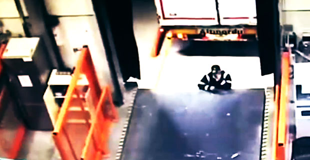 Cofająca do rampy załadunkowej naczepa miażdży pracownika