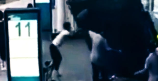 Facet zmiażdżony dużą taflą szkła