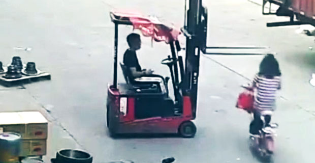 Kobieta na skuterze rozwala się o podniesione widelce wózka widłowego