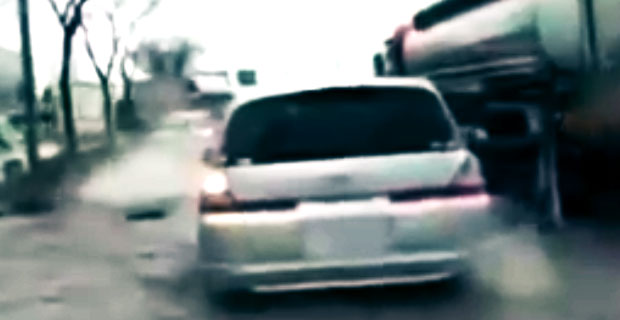 Tsunami w Japonii nagranie z kamery samochodowej