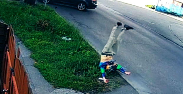 Polski motocyklista wbija się w skręcający samochód