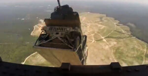 Zrzut pojazdów wojskowych z powietrza