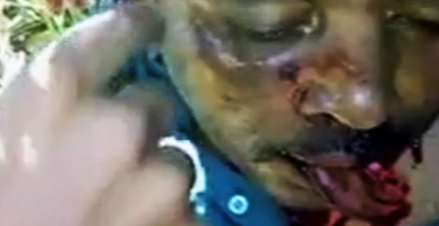 Facet zmuszony do zjedzenia własnych obciętych uszu