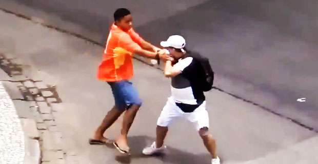 Gówniarze w Brazylii perfidnie i bez krępacji okradają ludzi na skrzyżowaniu.