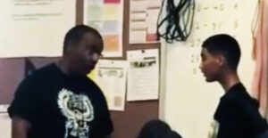 Nauczyciel bije ucznia