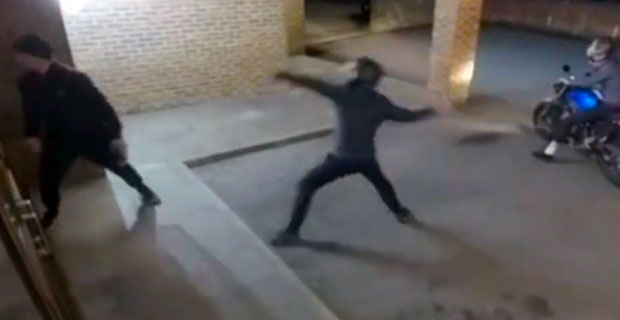 Nieogarnięty bandyta podczas próby napadu, nokautuje cegłą swojego kumpla