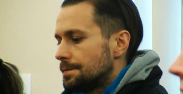 Twarz mordercy skazanego właśnie na wyrok dożywocia