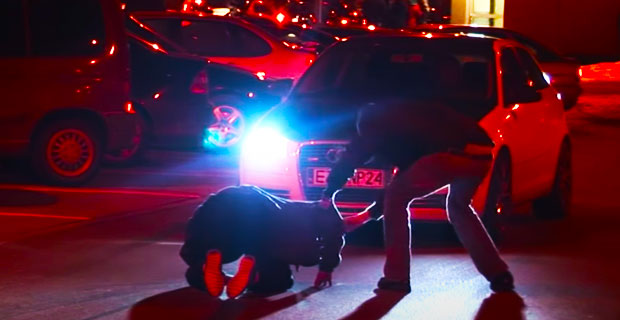 Zatrzymanie naćpanego kolesia, który świruje na parkingu