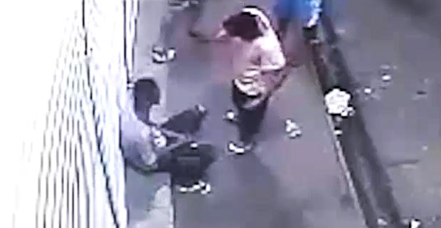 Mężczyzna zadźgany za długi, wykrwawia się na ulicy