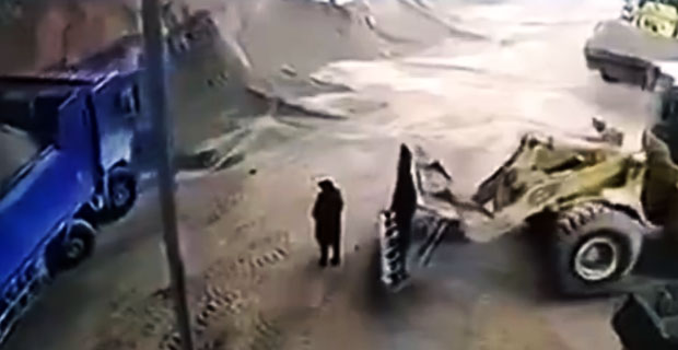 Operator spycharki przypadkowo ładuje swoją szefową