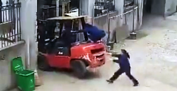 Pracownica chińskiej firmy zmiażdżona przez wózek widłowy