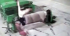 Wirujący w maszynie pracownik