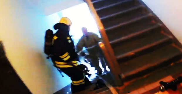 Akcja gaśnicza mieszkania z kamery strażaka