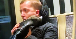 Facet liże buty w metrze