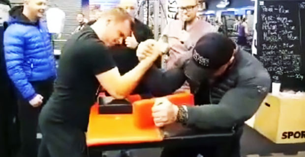 Złamanie kości podczas siłowania na rękę